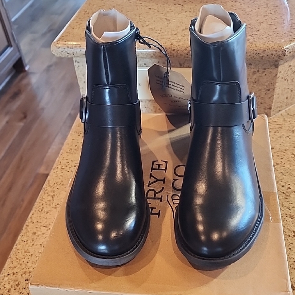 NEW IN BOX FRYE AND CO BLACK ANKLE BOOTS SIZE-7.5.